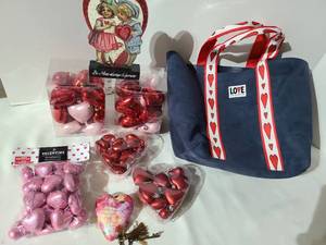 lot 3206 image: Brighton bag and Valentine decor