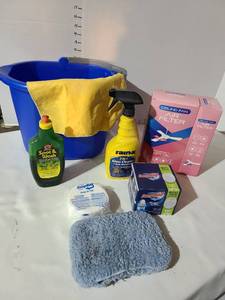 lot 3235 image: Bucket with household cleaning products.