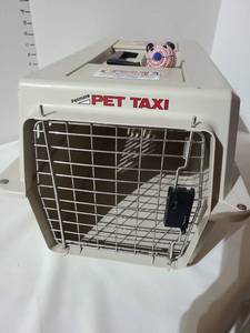 lot 3241 image: Pet Taxi and cat toy