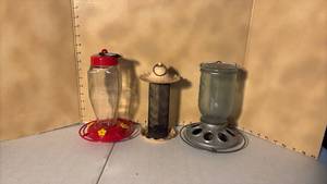 lot 3315 image: Outdoor Bird Feeders