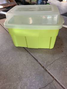 lot 3341 image: Rubbermaid tote with high lid.