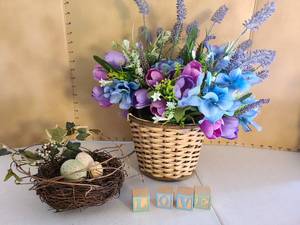 lot 3348 image: Easter decor.