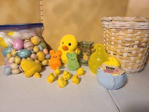 lot 3352 image: 6 ceramic chicks, stuffed Peeps, Easter eggs,  more