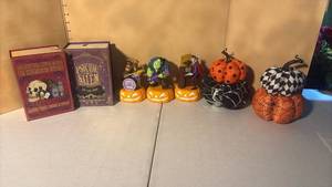 lot 3353 image: Halloween Decorations - Pumpkins, Musical Ornaments, Decorative Boxes