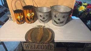 lot 3355 image: Halloween Decorations - Buckets & Pumpkin Welcome Sign