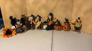 lot 3366 image: Halloween Figurines Decorations