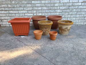 lot 4000 image: Plastic and clay flower pots.