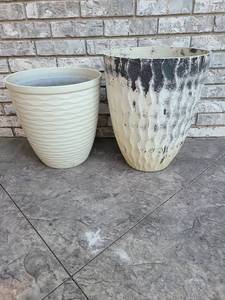 lot 4001 image: 2 plastic flower pots, taller is 20in