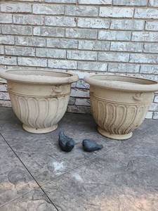 lot 4002 image: 2 plastic flower pots, 15in tall, and 2 cast iron birds