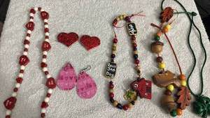 lot 1812 image: Holiday jewelry