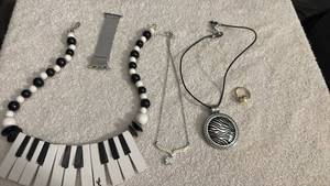 lot 1813 image: Womens jewelry and smart watch band