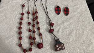 lot 1814 image: Womens jewelry