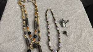 lot 1817 image: Womens jewelry