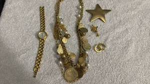 lot 1818 image: Womens jewelry