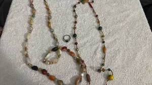 lot 1819 image: Womens jewelry