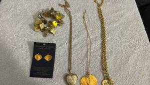 lot 1820 image: Womens jewelry