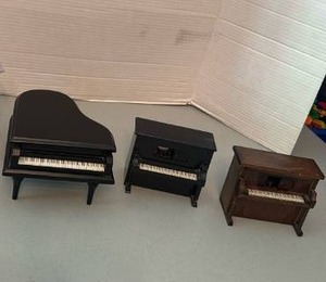lot 1051 image: Small piano music boxes&nbsp