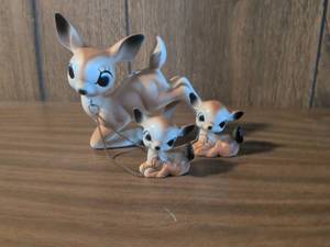 lot 8 image: Nylint Doe and Fawns figurines