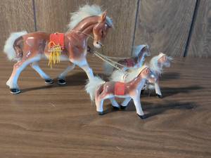 lot 9 image: Horse Figurine Set 3-Piece with White Mane and Red Saddle Blanket Japan