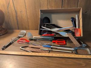 lot 23 image: Kitchen Utensil Set 20 Pieces Spatulas Whisk Scissors Tongs Ladle