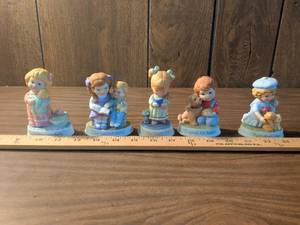lot 42 image: Avon Tender Memories 5-Piece Figurine Set 1991