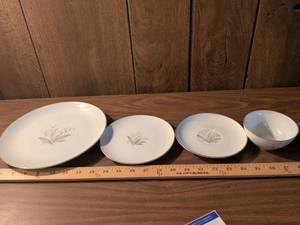 lot 49 image: 4-Piece Dinnerware Set with Leaf Design Gold Trim