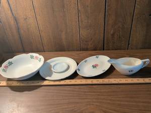 lot 50 image: Ceramic Dinnerware Set 4 Pieces Pink Rose Floral Design