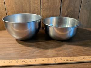 lot 58 image: 2 Stainless Steel Mixing Bowls 5 inch Diameter