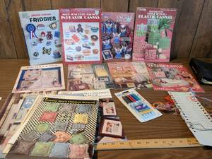 lot 107 image: Plastic Canvas Craft Projects Lot with Stoney Creek & Leisure Arts Leaflets NJn