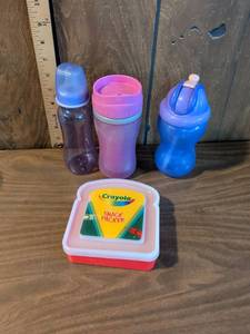 lot 129 image: Crayola Snack Packer Lot with 3 Drink Bottles