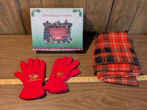 lot 152 image: Christmas Holiday Lot Photo Frame 5x7, Red Gloves, Plaid Blankets