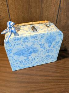 lot 190 image: Blue Toile Decorative Storage Suitcase with Bamboo Handle and Contents
