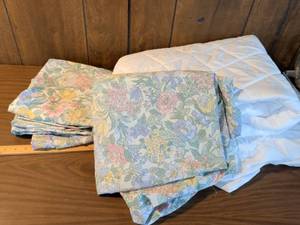 lot 193 image: Floral Patterned full size flattened fitted sheet with a mattress pad