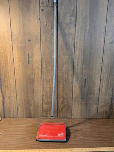 lot 194 image: Bissell 2000 Carpet Sweeper