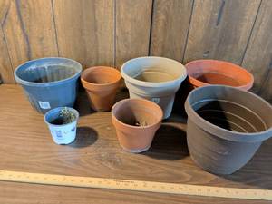 lot 227 image: Assorted Plastic Plant Pots Lot 7 Pieces Multiple Sizes