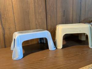 lot 241 image: Rubbermaid Step Stool 13.5 x 17.2 x 7.7 in 300 lbs