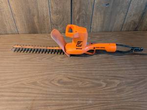 lot 245 image: Black & Decker 13 Cut Electric Hedge Trimmer
