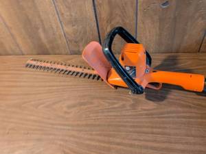 lot 246 image: BD Hedge Trimmer Single Sided Hedge Cutter