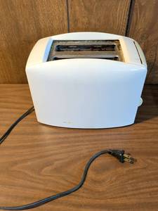 lot 248 image: Proctor-Silex 2-Slot Toaster