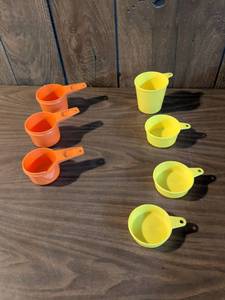 lot 249 image: Plastic Measuring Cups 8-Piece Set Orange Yellow