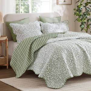 lot 5420 image: Madison Park 3-Piece Reversible Quilt Set, Botanical Print & Scalloped Edge, Lightweight Summer Bedding, Queen, Market Green