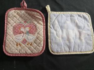 lot 60177 image: Quilted Pot Holders with Embroidered Birds Pair