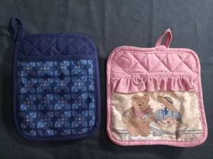 lot 60178 image: 2 Quilted Pot Holders with Loop Handles, Navy Blue and Pink