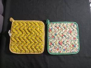 lot 60179 image: Quilted Pot Holders Set of 2 Yellow and Floral Print
