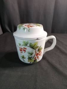 lot 60201 image: Porcelain Mustard Pot with Lid and Underplate Red Currant Motif
