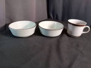lot 60204 image: Ceramic Dinnerware Set 3 Pieces Bowls and Mug Brown Trim