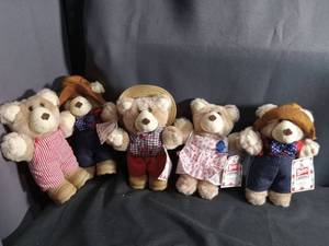 lot 60167 image: Wendys Hamburgers Promotional Plush Bear Set 5 Count