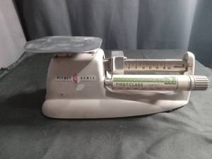 lot 60305 image: Pitney Bowes First-Class Surface Postal Scale 16 oz