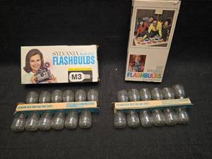 lot 2101 image: Sylvania Blue Dot Flashbulbs M3 Model, 2 Boxes with 12 Clear Bulbs Each