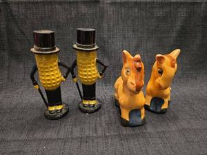 lot 3777 image: 4-Piece Novelty Salt and Pepper Shaker Set Corn and Cow Figurines